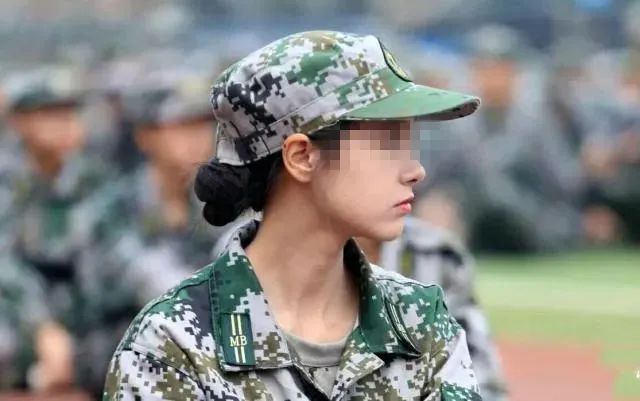 洛阳一女大学生因军训照走红,多家公司求签约却被拒绝,原因超直接!