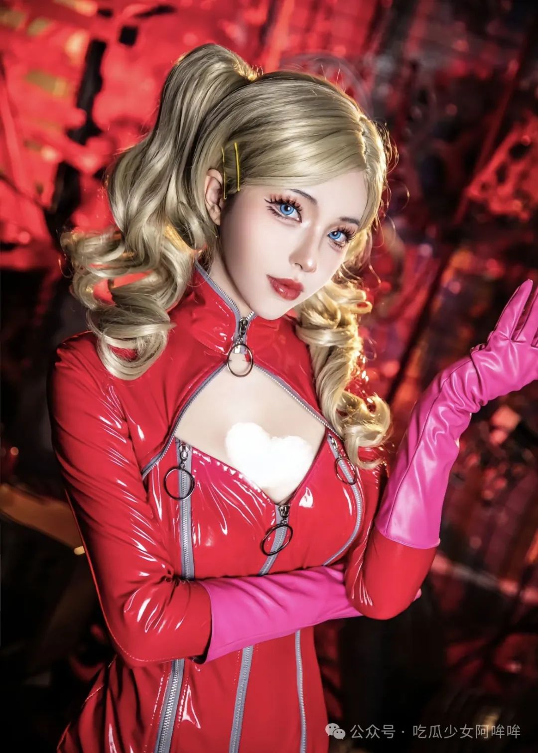 百万女Coser为出片,穿着黑丝高跟步行登泰山拍照,风雨交加,网友热评:没苦硬吃!