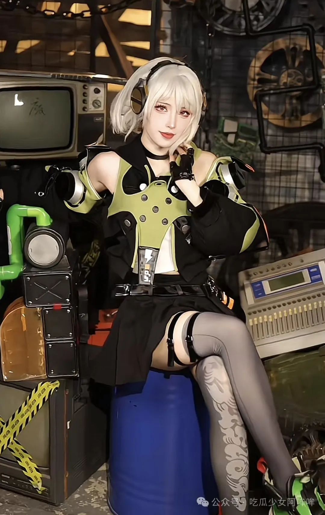 百万女Coser为出片,穿着黑丝高跟步行登泰山拍照,风雨交加,网友热评:没苦硬吃!