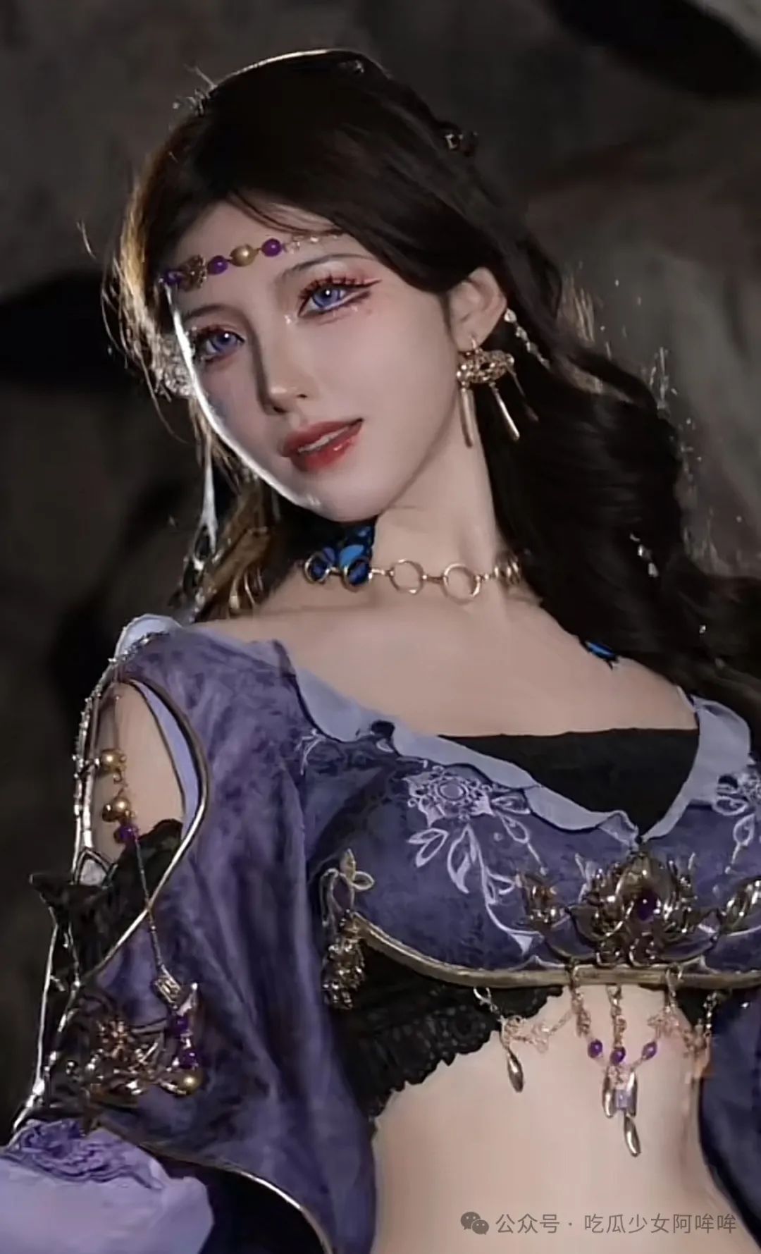 百万女Coser为出片,穿着黑丝高跟步行登泰山拍照,风雨交加,网友热评:没苦硬吃!