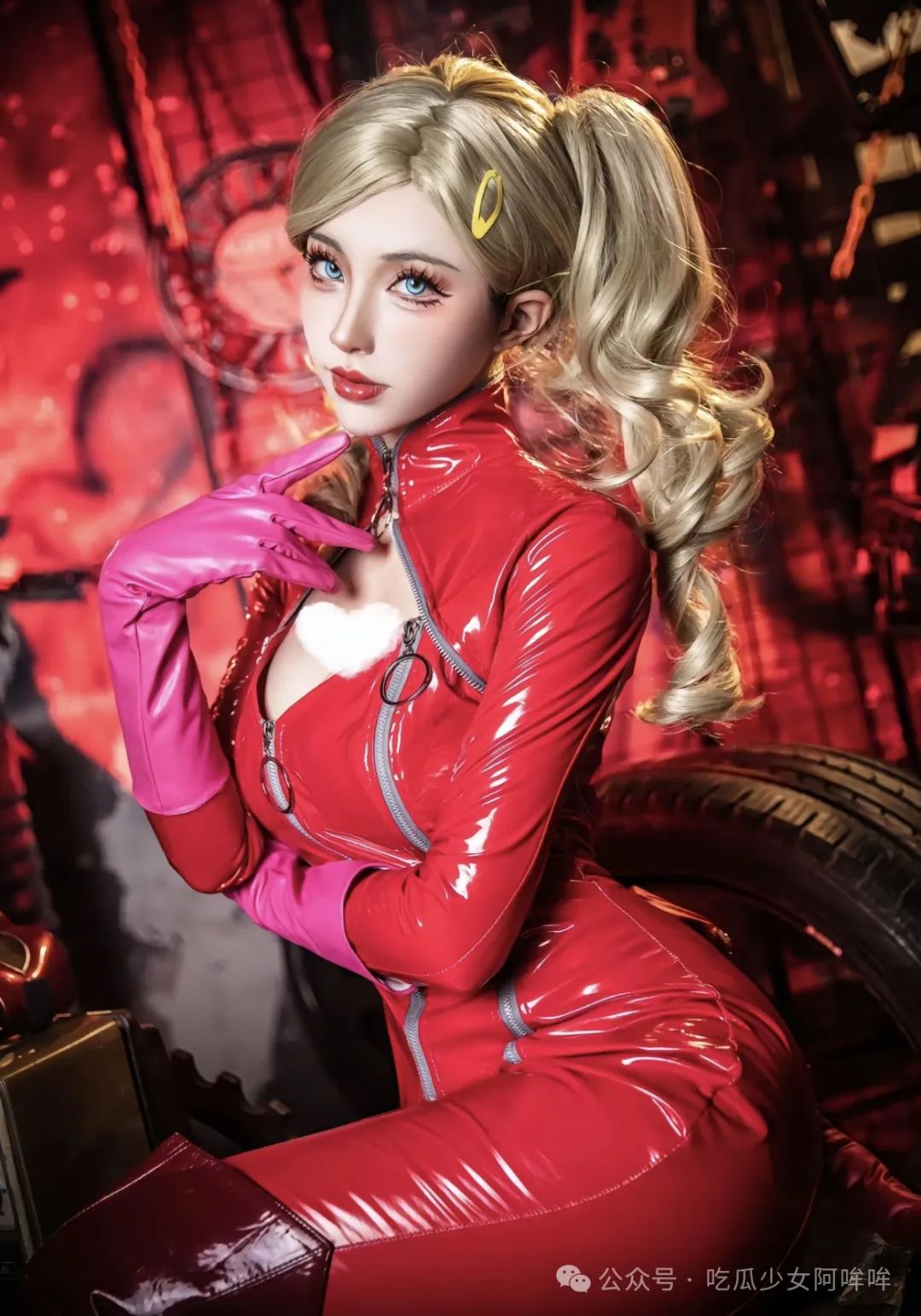 百万女Coser为出片,穿着黑丝高跟步行登泰山拍照,风雨交加,网友热评:没苦硬吃!