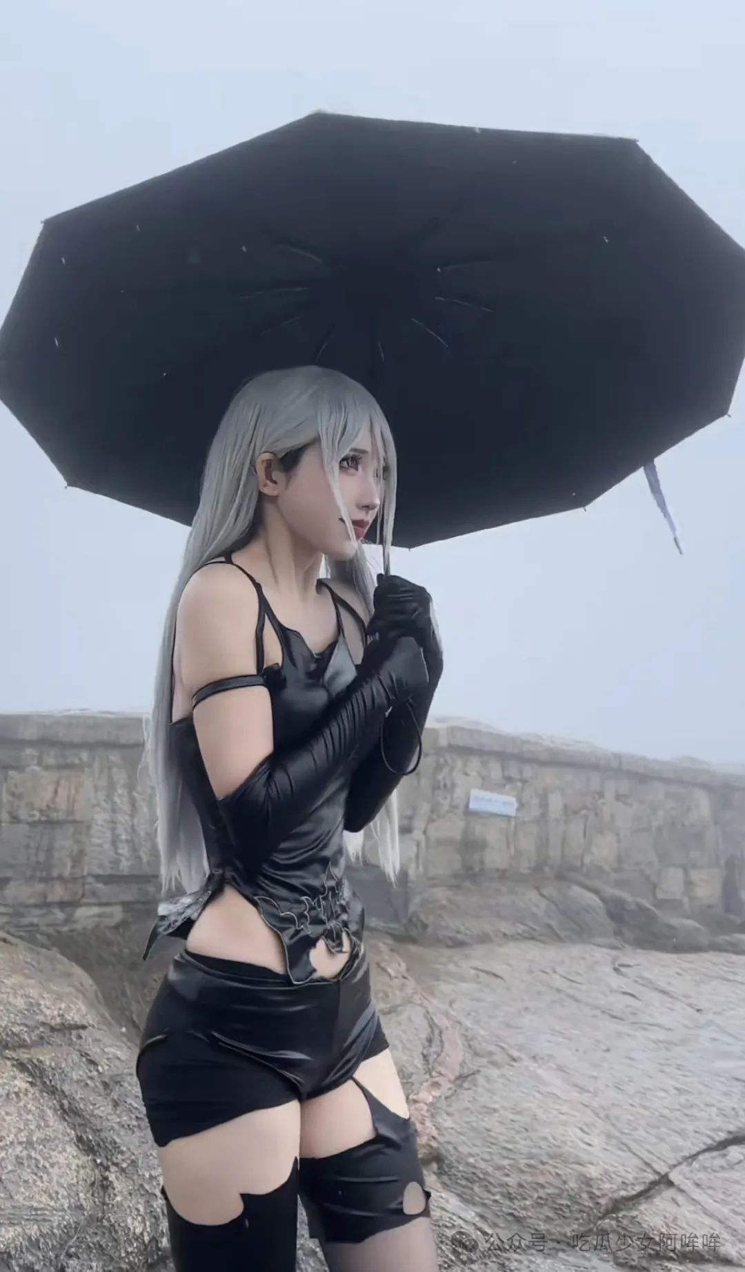百万女Coser为出片,穿着黑丝高跟步行登泰山拍照,风雨交加,网友热评:没苦硬吃!