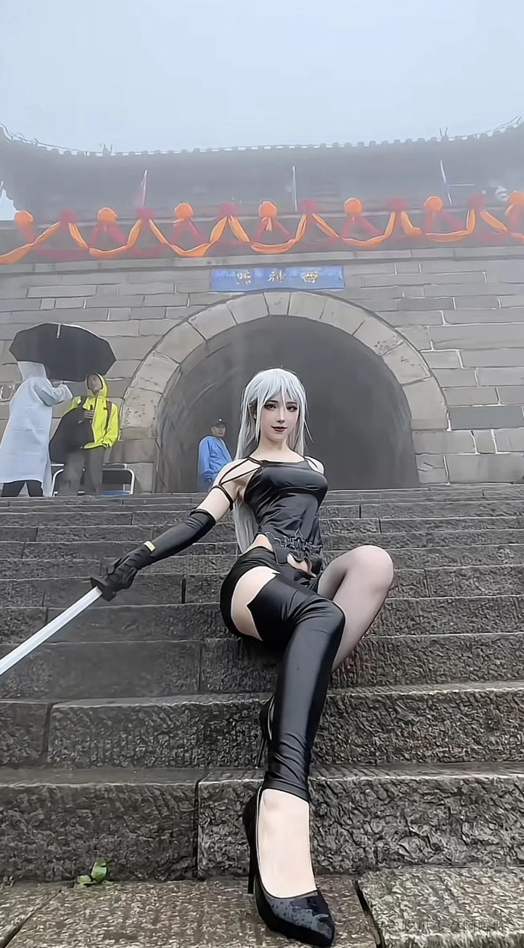 百万女Coser为出片,穿着黑丝高跟步行登泰山拍照,风雨交加,网友热评:没苦硬吃!
