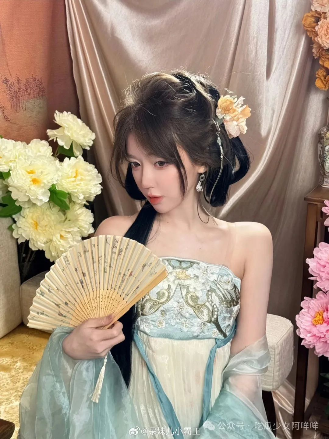 游戏女主播穿紧身皮卡丘衣服直播,凸显傲人身材,网友辣评:10斤榴莲8斤壳!