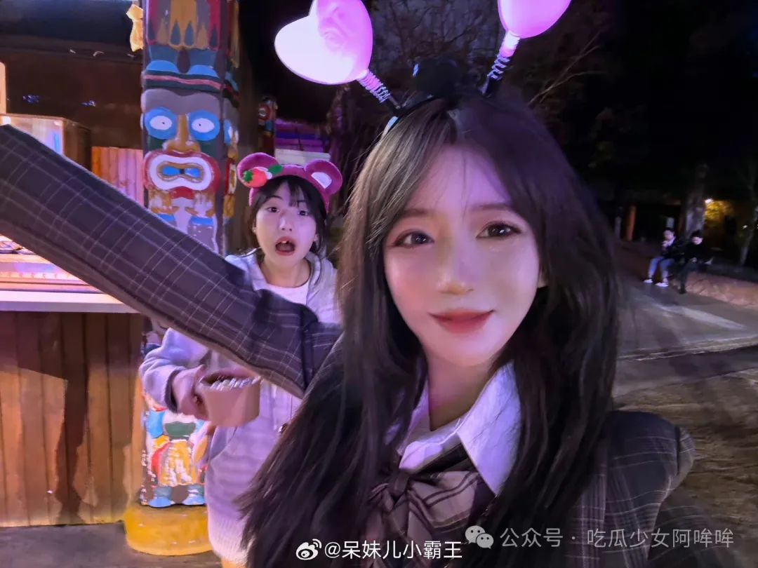 游戏女主播穿紧身皮卡丘衣服直播,凸显傲人身材,网友辣评:10斤榴莲8斤壳!