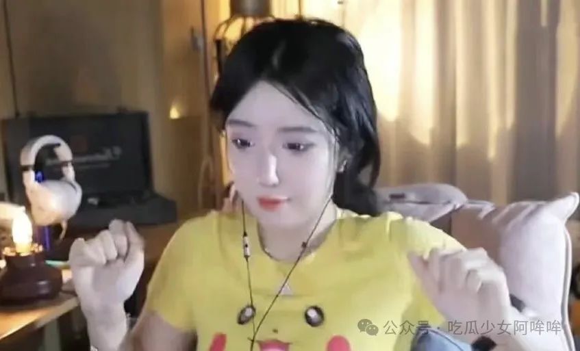 游戏女主播穿紧身皮卡丘衣服直播,凸显傲人身材,网友辣评:10斤榴莲8斤壳!