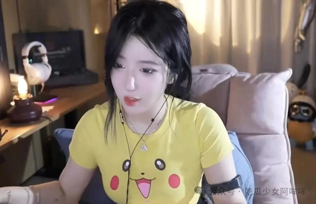 游戏女主播穿紧身皮卡丘衣服直播,凸显傲人身材,网友辣评:10斤榴莲8斤壳!
