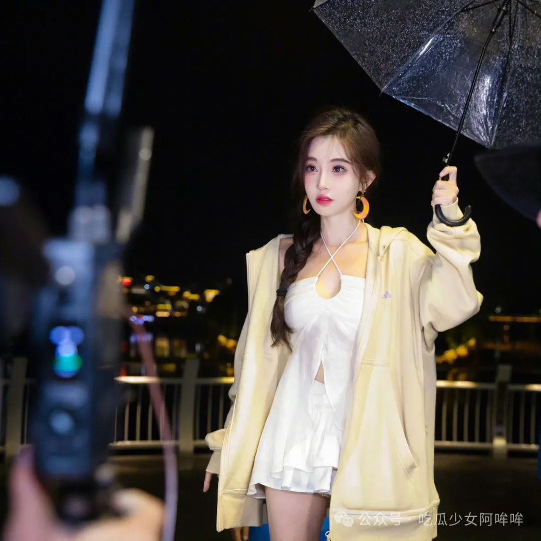 冯提莫素颜直播露出肚子上的妊娠纹,紧急辟谣:是减肥导致的皮太松弛,没生过!