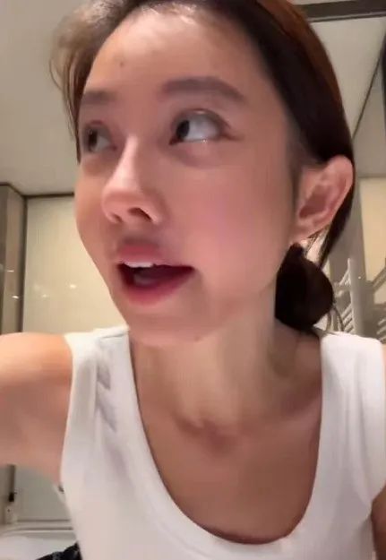 冯提莫素颜直播露出肚子上的妊娠纹,紧急辟谣:是减肥导致的皮太松弛,没生过!