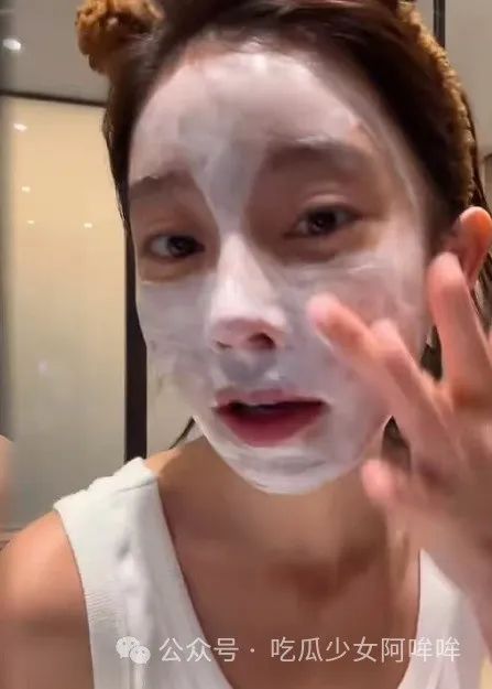 冯提莫素颜直播露出肚子上的妊娠纹,紧急辟谣:是减肥导致的皮太松弛,没生过!