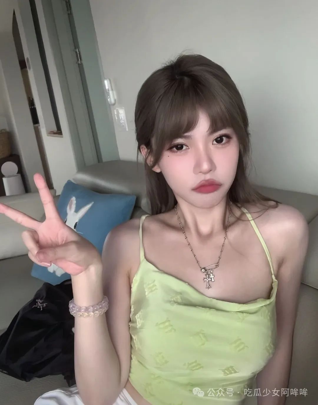 周淑怡称自己直播前是国企员工,差1.5分就不是中专妹了,引发网友热议~