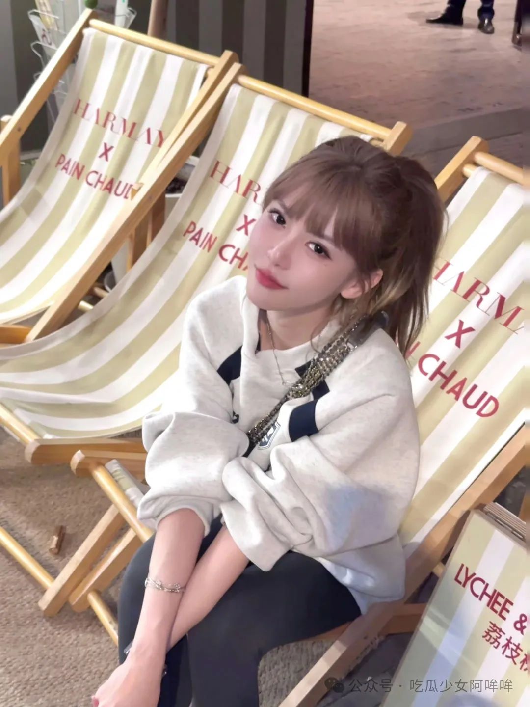 周淑怡称自己直播前是国企员工,差1.5分就不是中专妹了,引发网友热议~