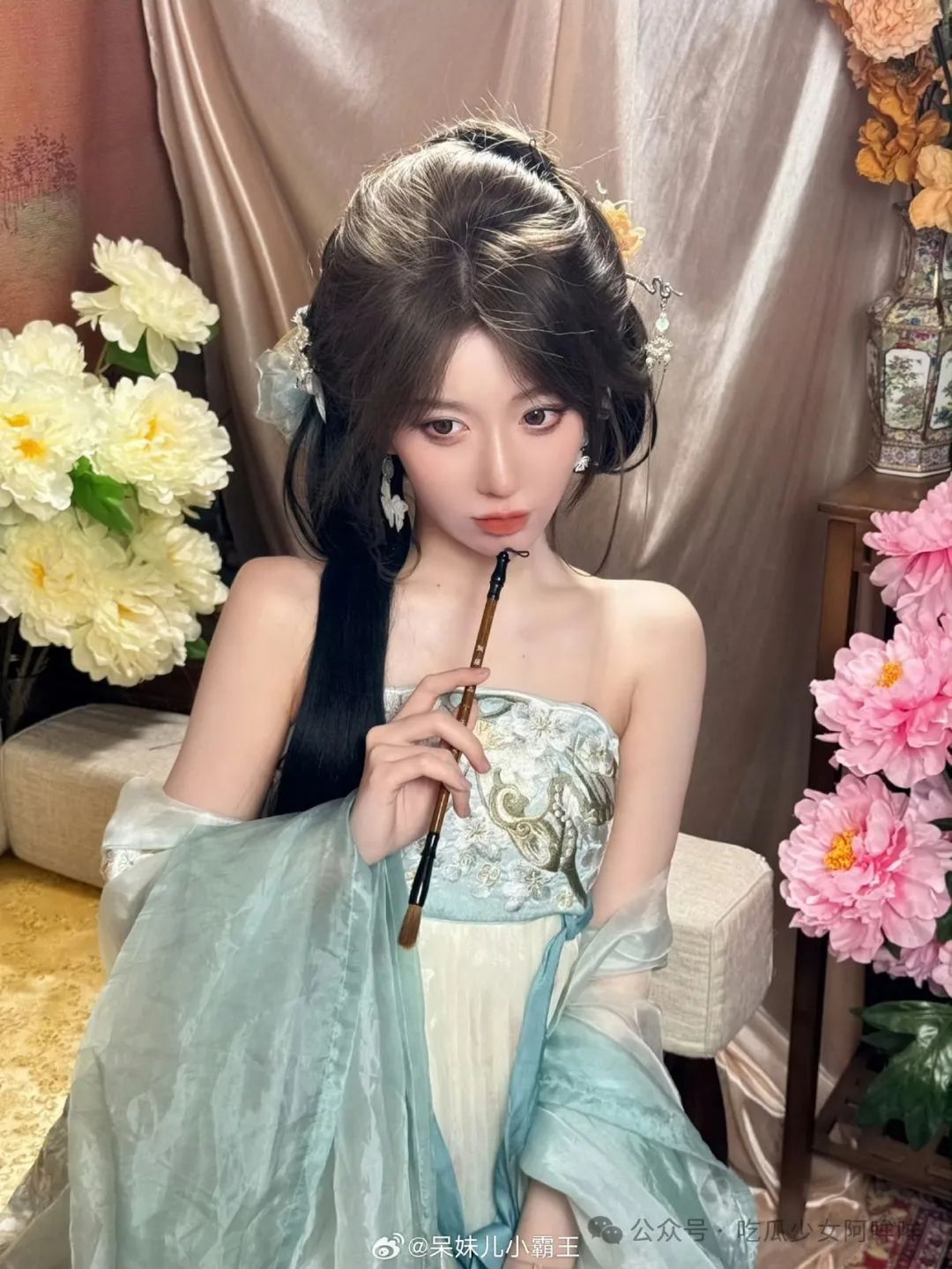 斗鱼歌姬阿冷整容?呆妹儿脱掉外套走秀直播,疑走光被关小黑屋后,直言:那么多女主播擦边,怎么不管?