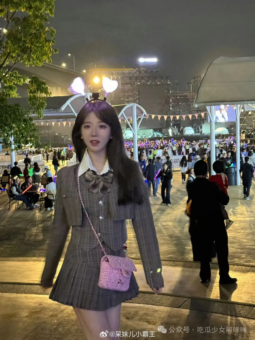 斗鱼歌姬阿冷整容?呆妹儿脱掉外套走秀直播,疑走光被关小黑屋后,直言:那么多女主播擦边,怎么不管?