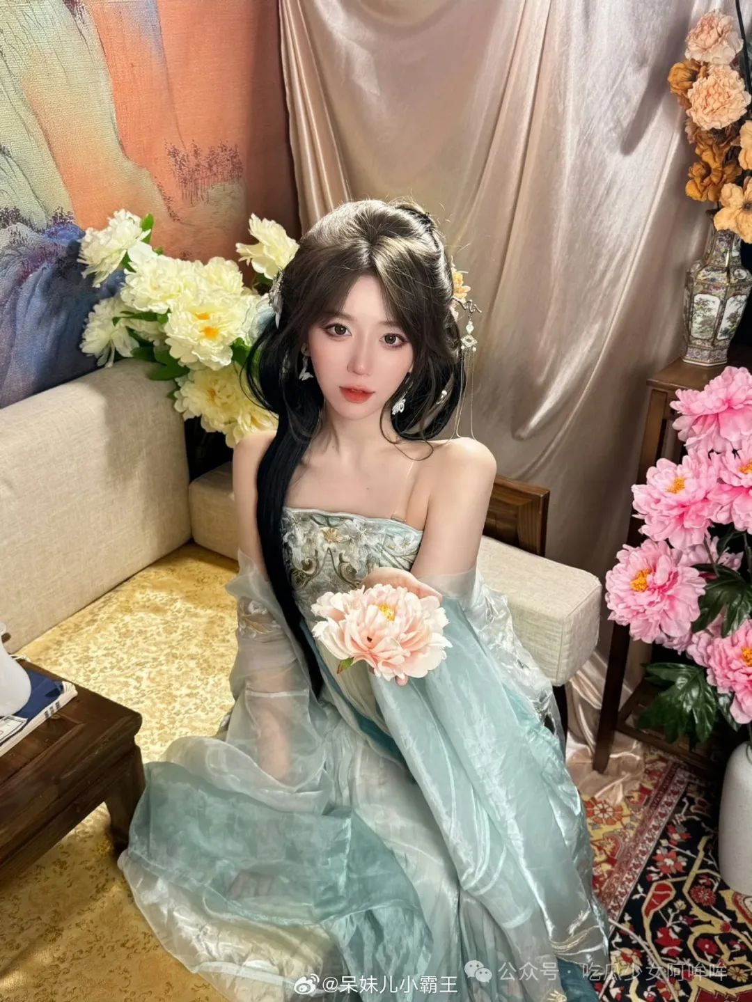 斗鱼歌姬阿冷整容?呆妹儿脱掉外套走秀直播,疑走光被关小黑屋后,直言:那么多女主播擦边,怎么不管?