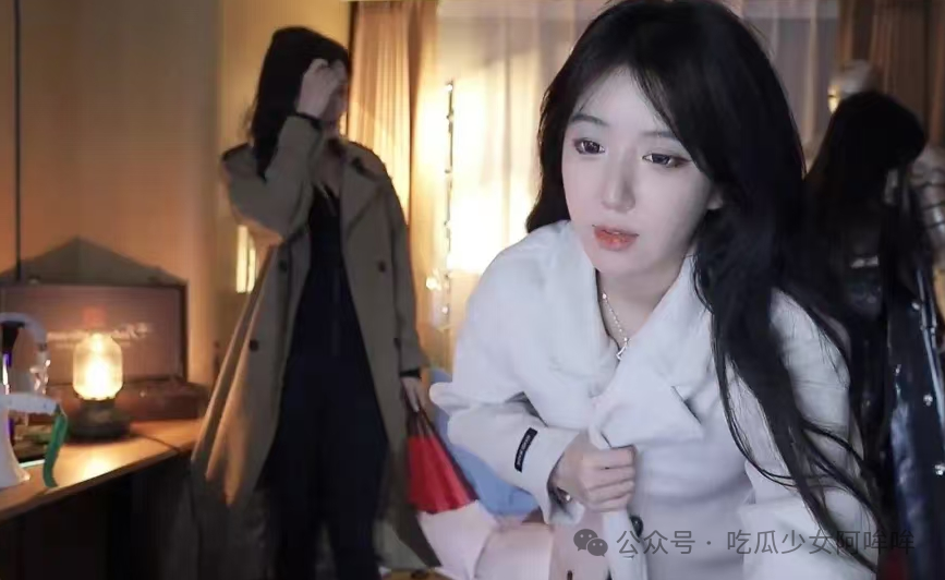 斗鱼歌姬阿冷整容?呆妹儿脱掉外套走秀直播,疑走光被关小黑屋后,直言:那么多女主播擦边,怎么不管?
