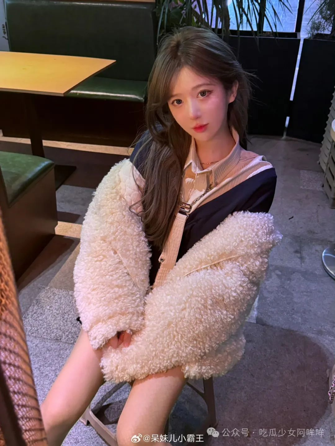 斗鱼歌姬阿冷整容?呆妹儿脱掉外套走秀直播,疑走光被关小黑屋后,直言:那么多女主播擦边,怎么不管?