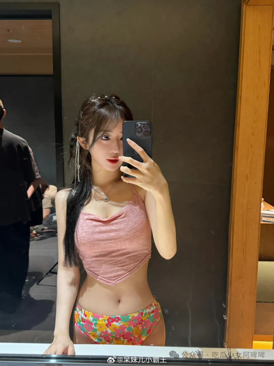 斗鱼歌姬阿冷整容?呆妹儿脱掉外套走秀直播,疑走光被关小黑屋后,直言:那么多女主播擦边,怎么不管?