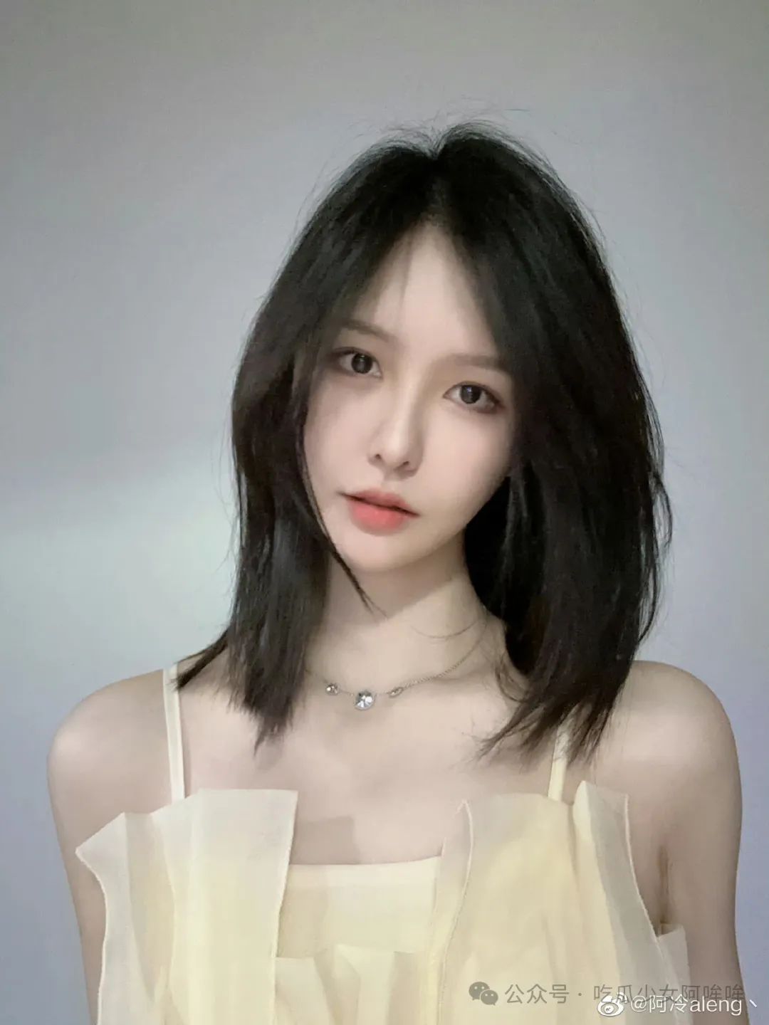 斗鱼歌姬阿冷整容?呆妹儿脱掉外套走秀直播,疑走光被关小黑屋后,直言:那么多女主播擦边,怎么不管?