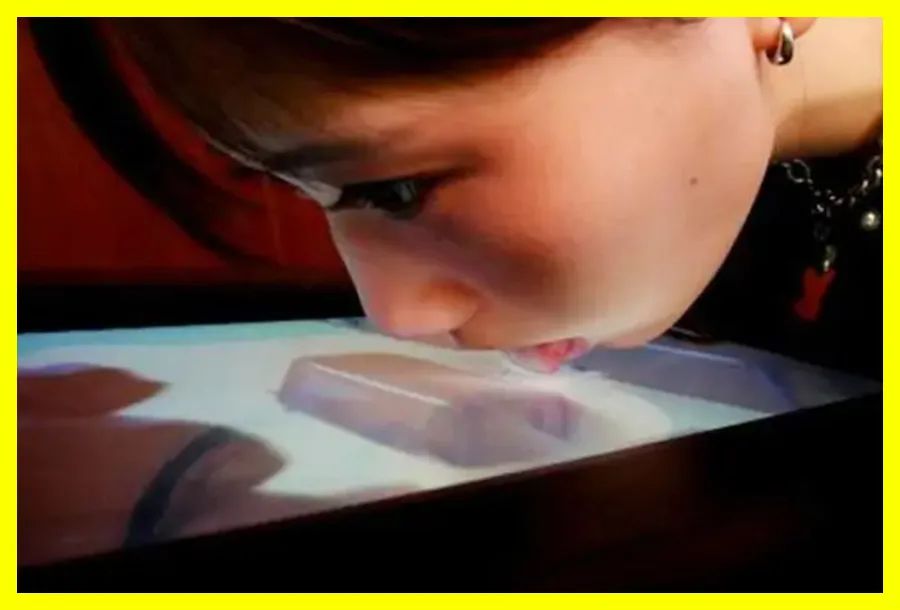 日本发明能舔出味道的屏幕,网友:我有个大胆的想法!