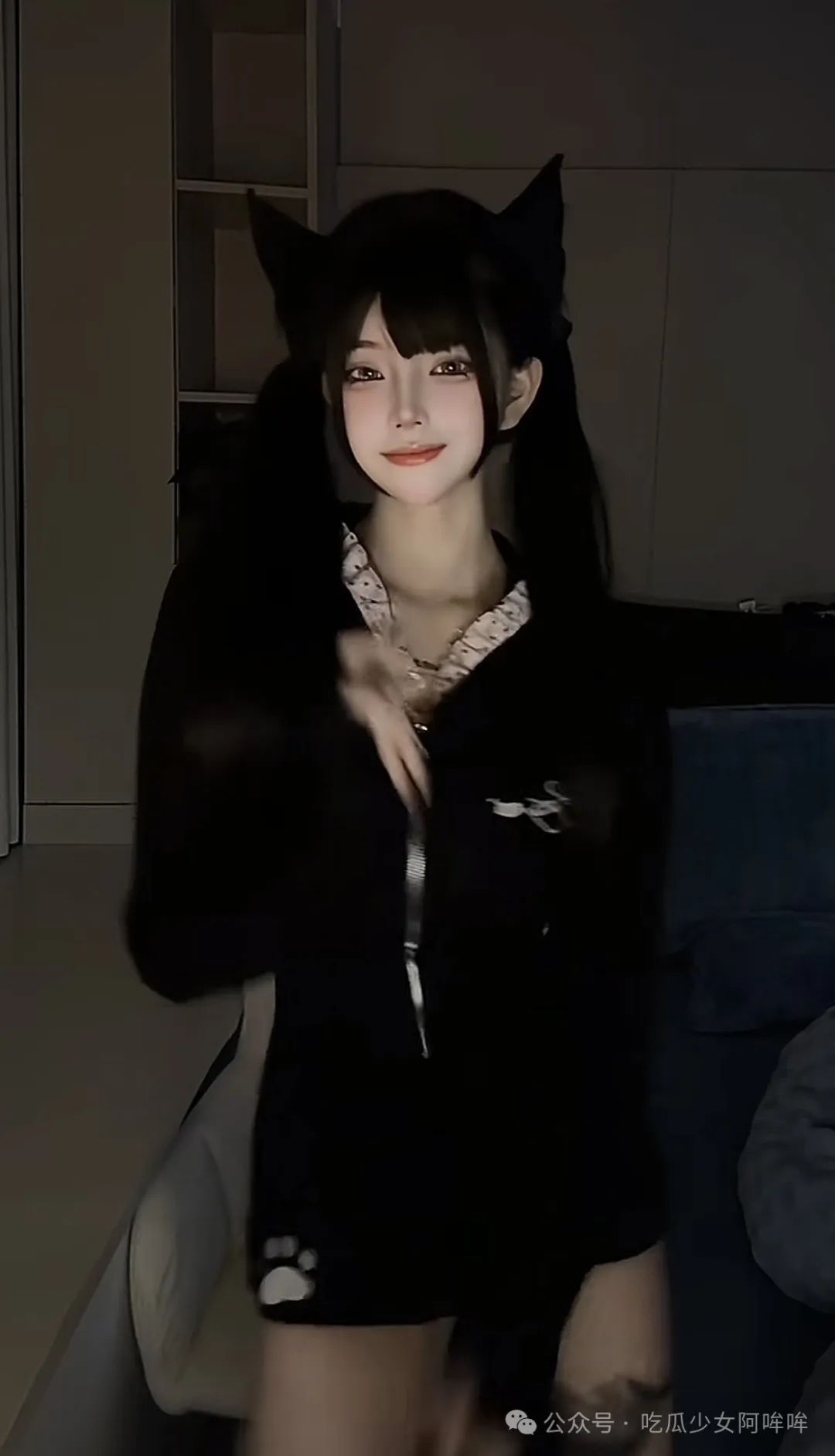 700w男网红捧红擦边女友涨粉300w,女友反手送他一片青青草原,两人街头怒骂视频曝光!