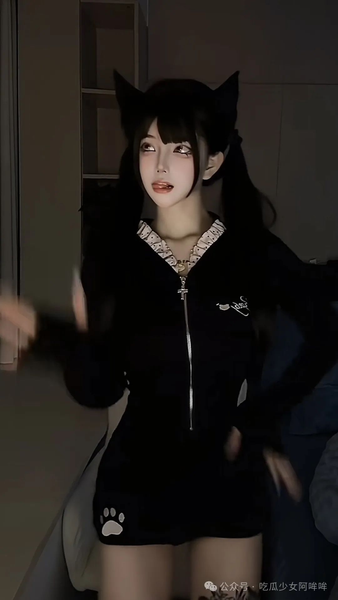 700w男网红捧红擦边女友涨粉300w,女友反手送他一片青青草原,两人街头怒骂视频曝光!