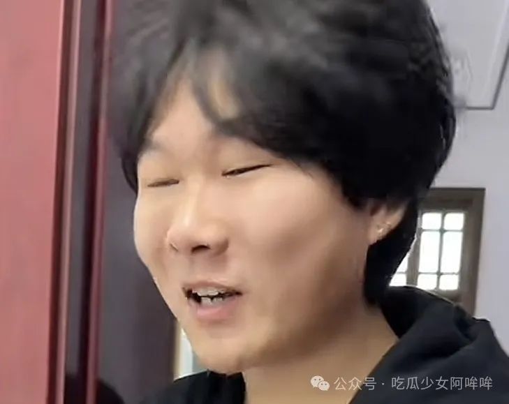 700w男网红捧红擦边女友涨粉300w,女友反手送他一片青青草原,两人街头怒骂视频曝光!