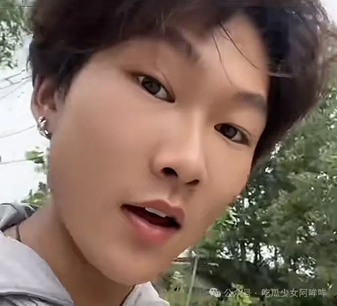 700w男网红捧红擦边女友涨粉300w,女友反手送他一片青青草原,两人街头怒骂视频曝光!