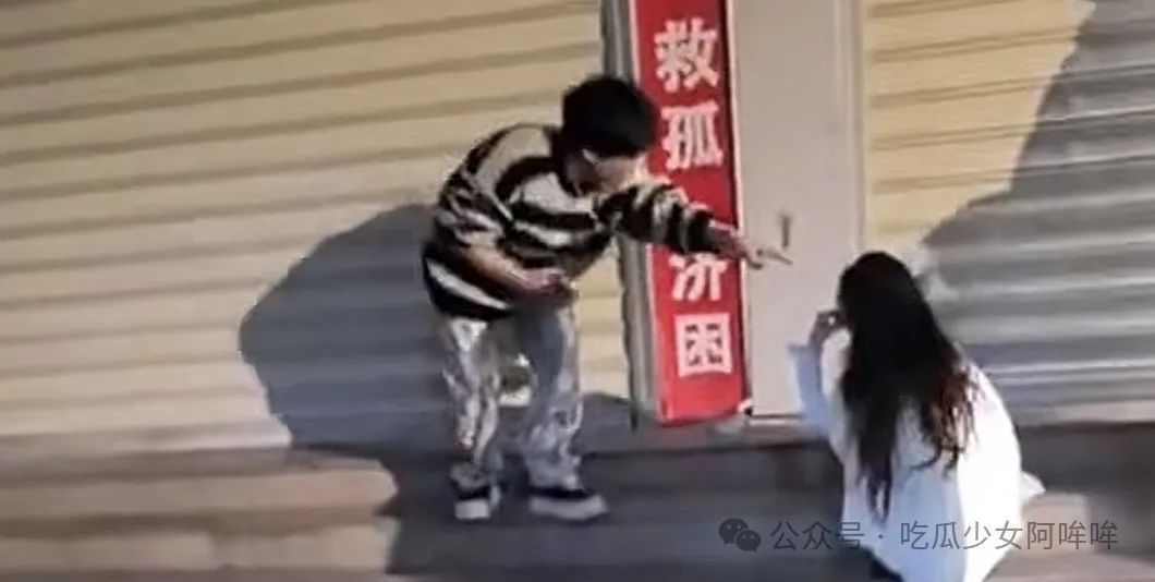 700w男网红捧红擦边女友涨粉300w,女友反手送他一片青青草原,两人街头怒骂视频曝光!