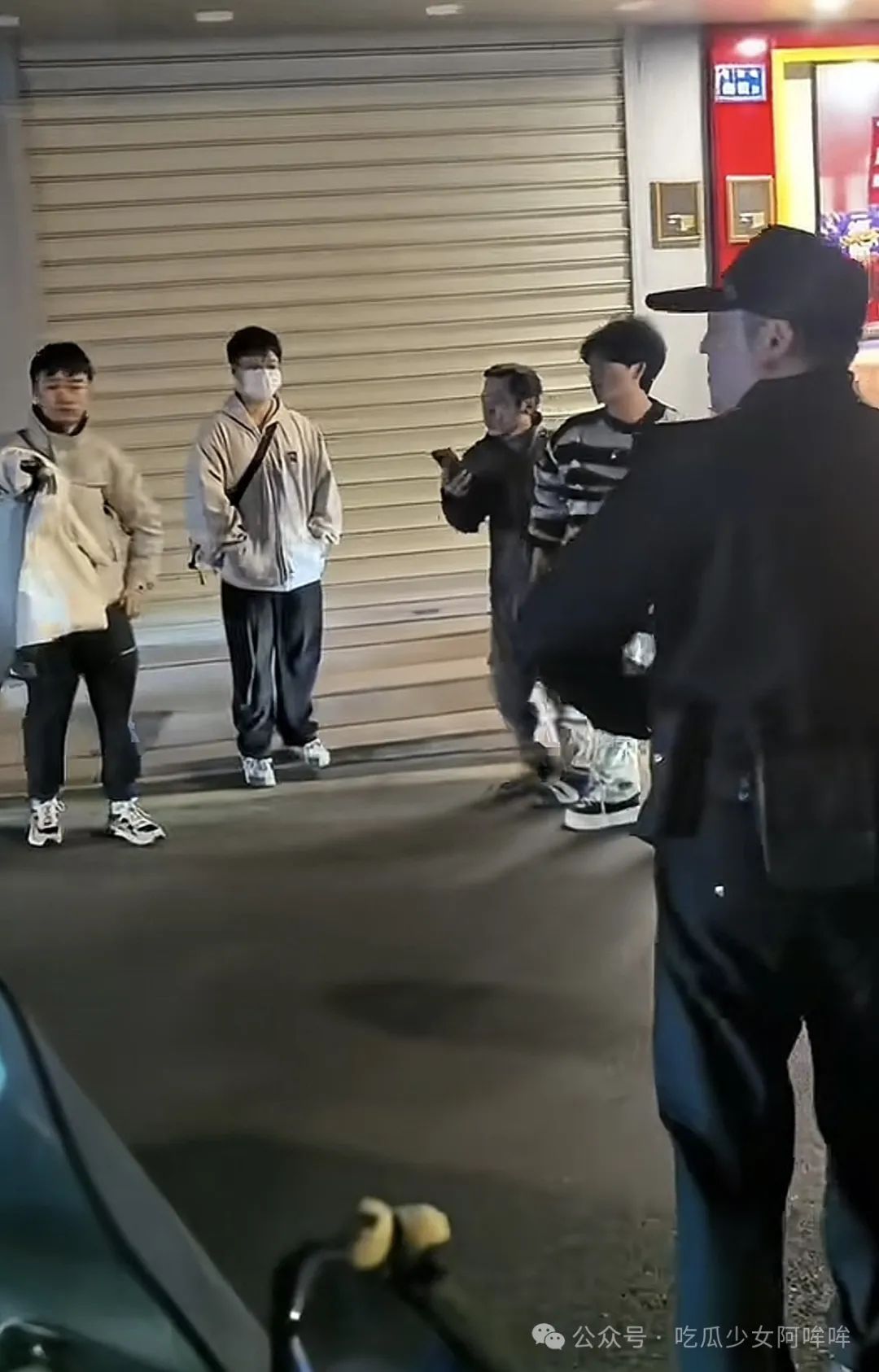 700w男网红捧红擦边女友涨粉300w,女友反手送他一片青青草原,两人街头怒骂视频曝光!