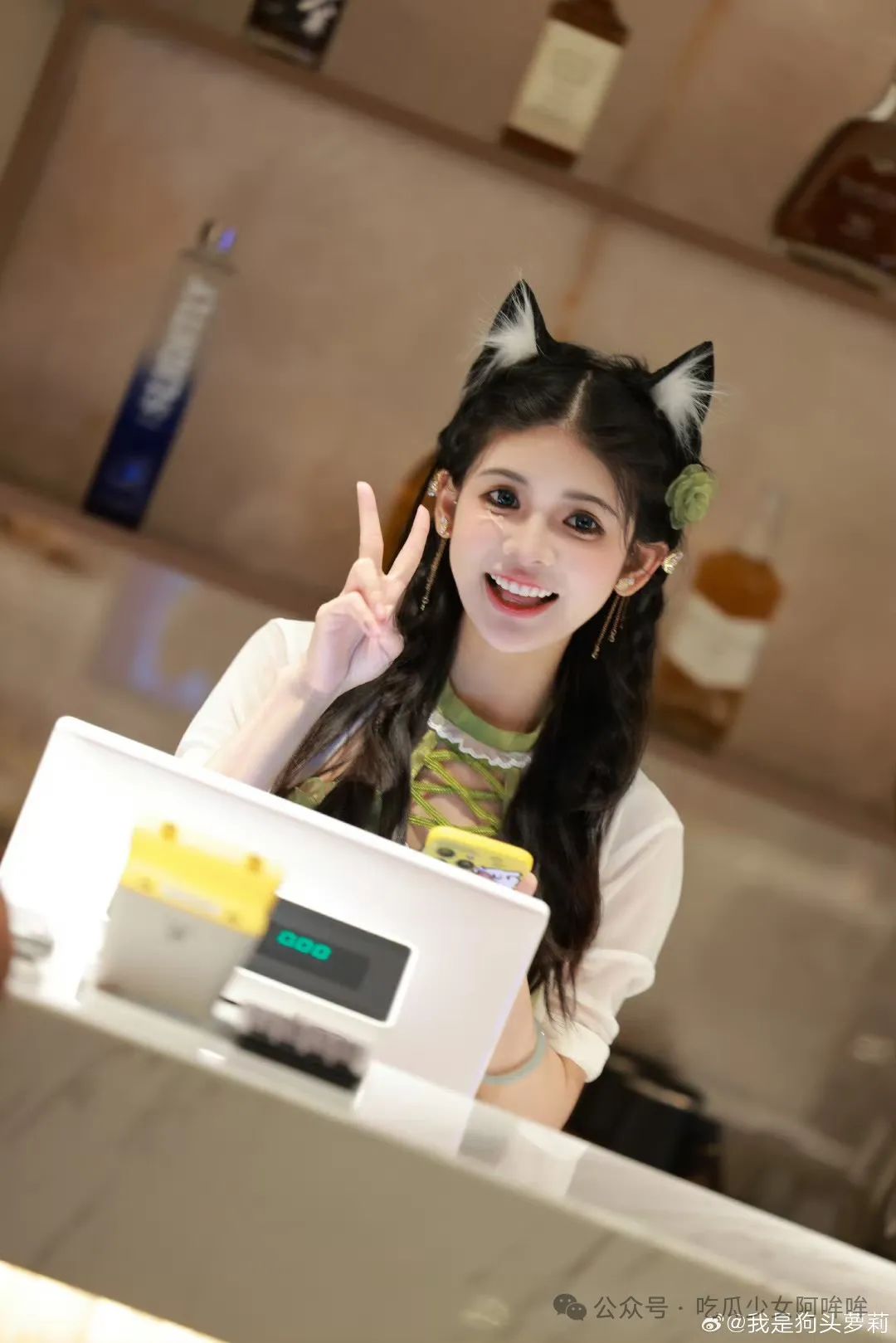 狗头萝莉主动谈及外网事迹,称视频都过时了,大家吃点好的吧,调侃自己要不重新拍点?引发网友热议!
