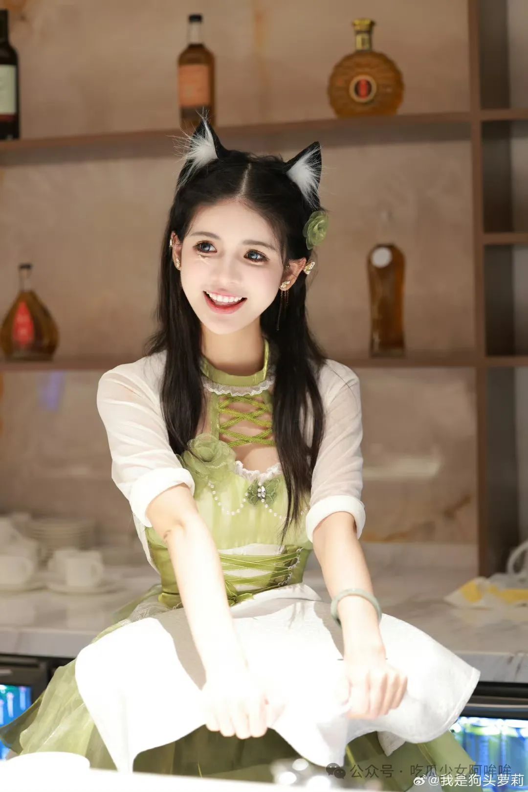 狗头萝莉主动谈及外网事迹,称视频都过时了,大家吃点好的吧,调侃自己要不重新拍点?引发网友热议!