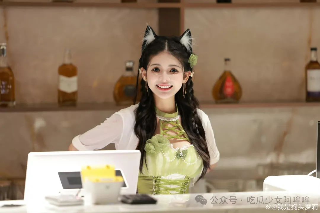 狗头萝莉主动谈及外网事迹,称视频都过时了,大家吃点好的吧,调侃自己要不重新拍点?引发网友热议!