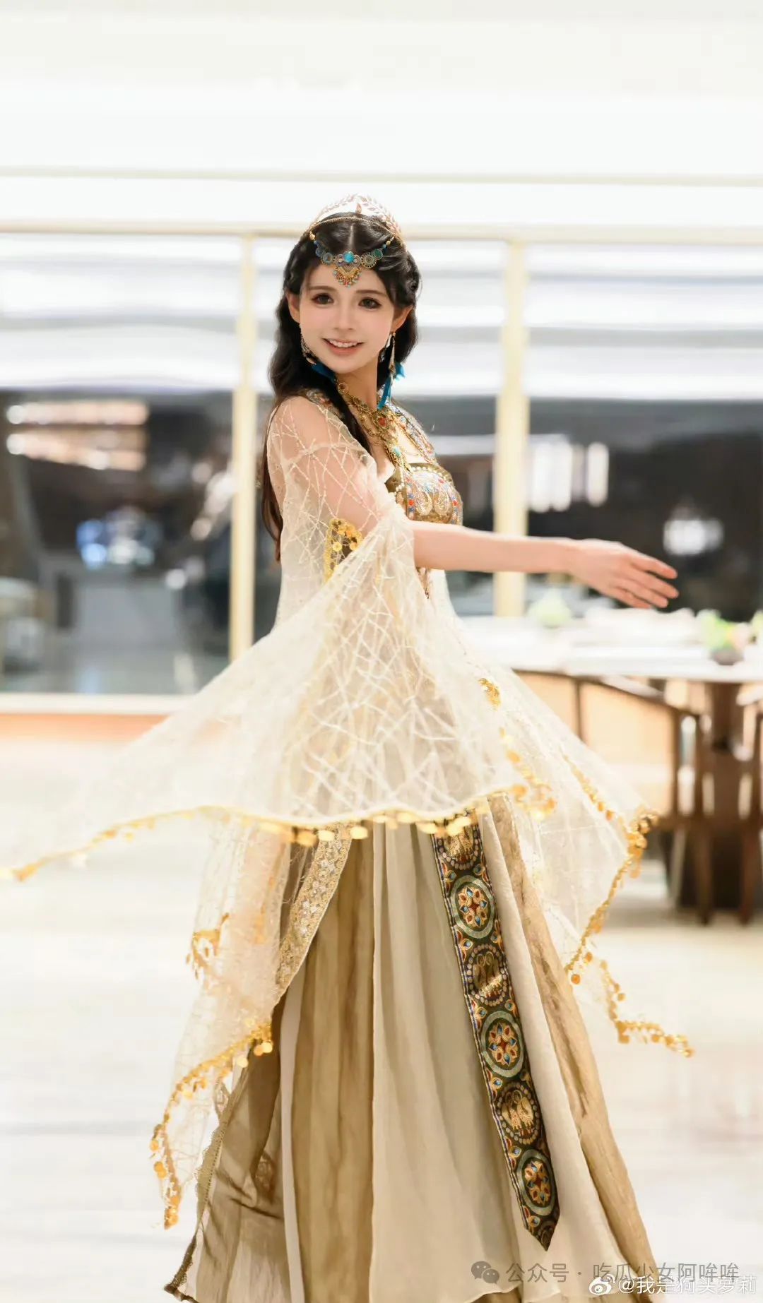 狗头萝莉主动谈及外网事迹,称视频都过时了,大家吃点好的吧,调侃自己要不重新拍点?引发网友热议!