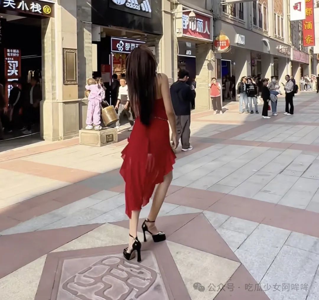 女主播街头直播舞蹈S首弄姿,被某大哥现场怒怼称:要跳舞去包房跳!马路不是你家!