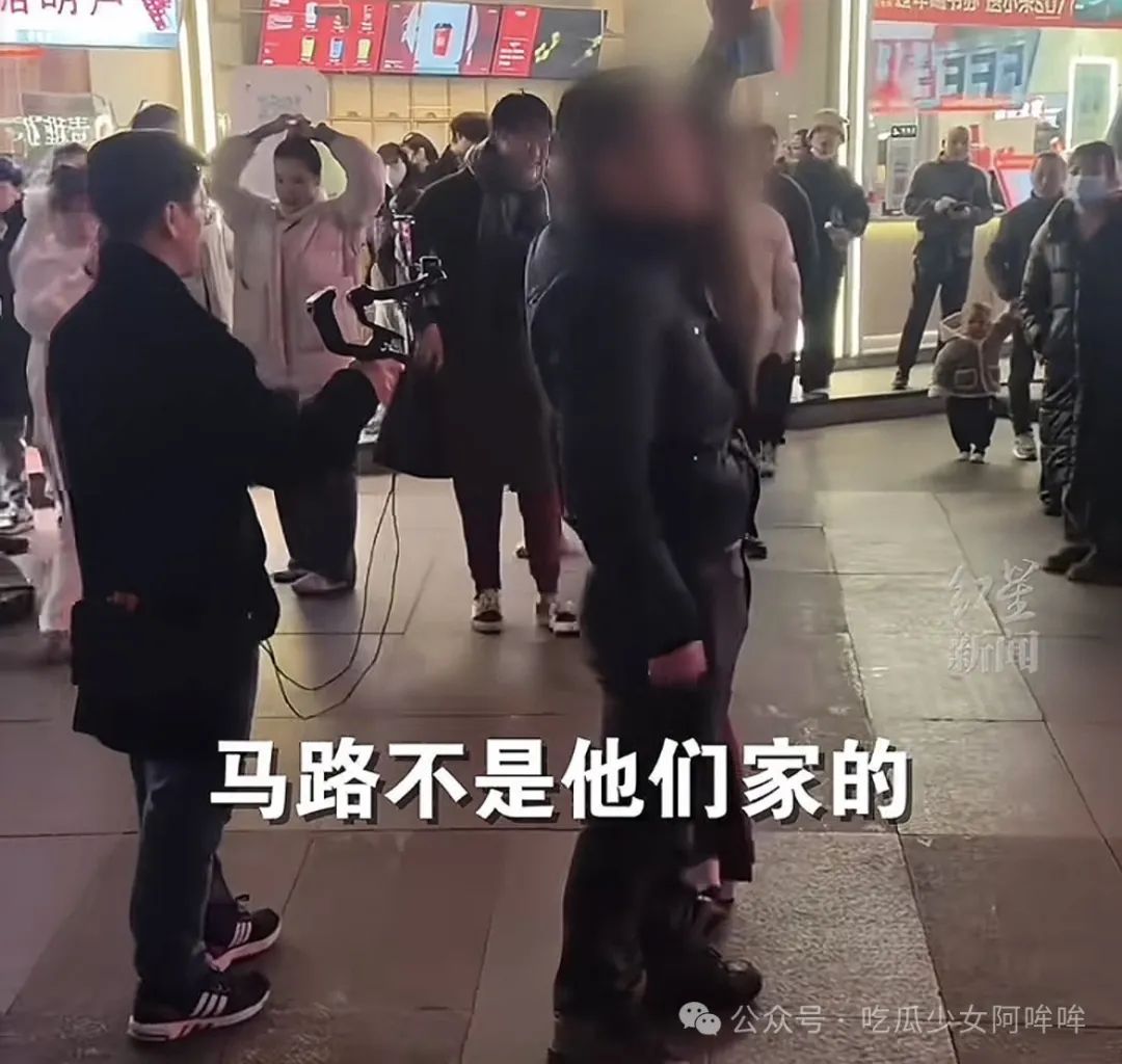 女主播街头直播舞蹈S首弄姿,被某大哥现场怒怼称:要跳舞去包房跳!马路不是你家!