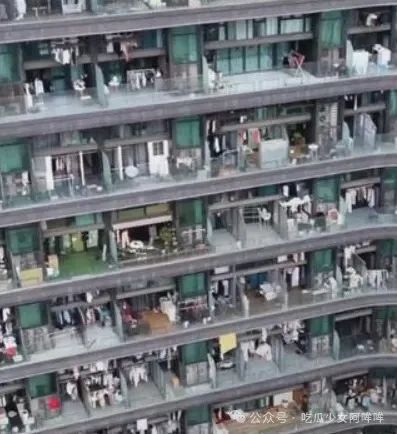 女主播自曝邻居做特殊行业,并在群里@对方,得到对方无视后,在网上吐苦水!