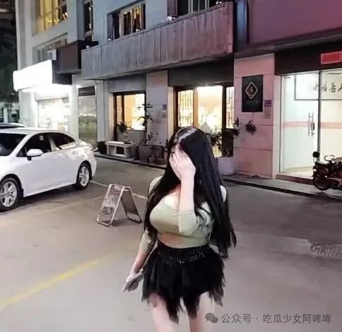 女主播自曝邻居做特殊行业,并在群里@对方,得到对方无视后,在网上吐苦水!