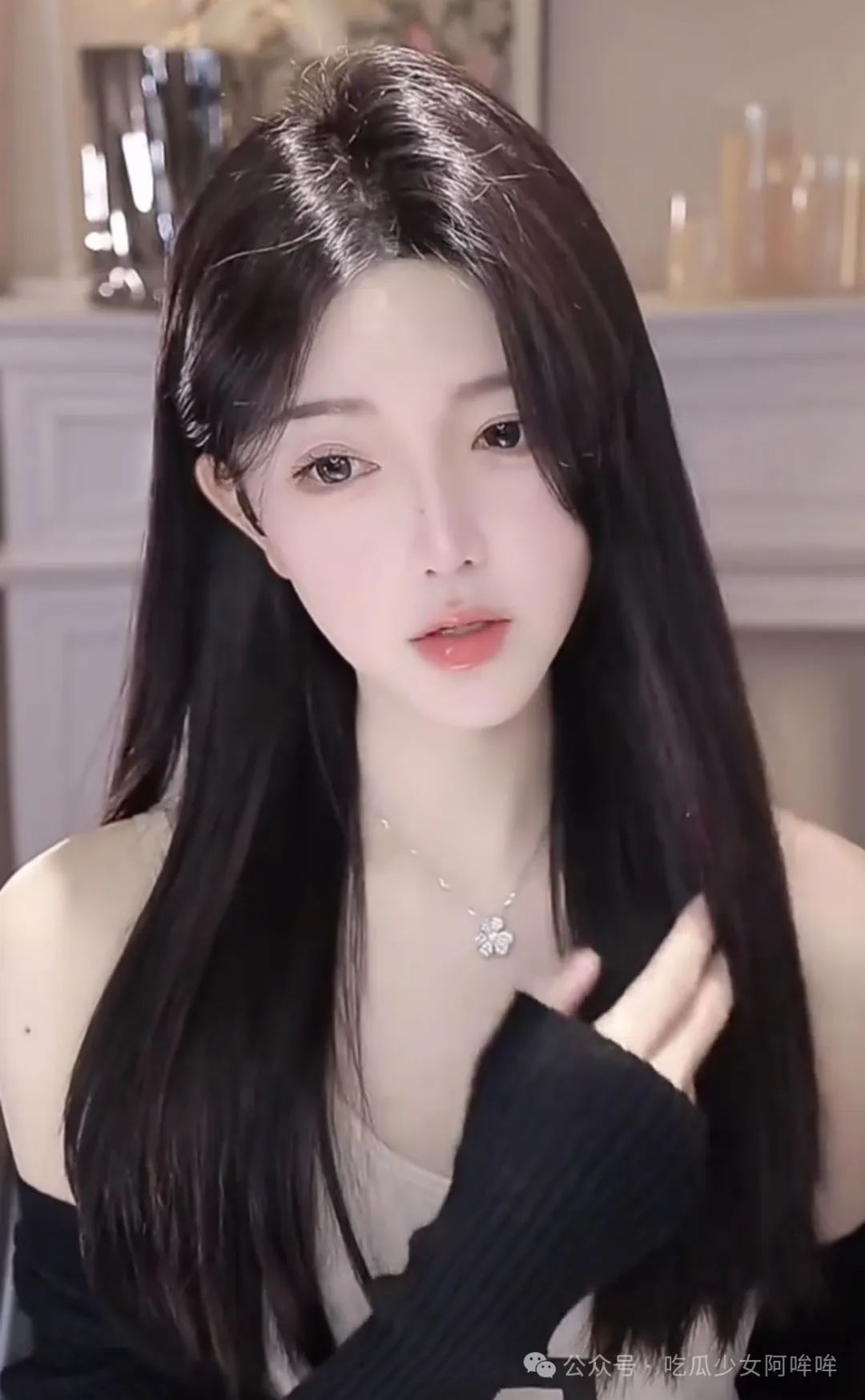 知名女主播称大哥刷到2000w可以为其退网,不少大哥为其争风吃醋,网友热评:钱是没有的,但是风是要争的!