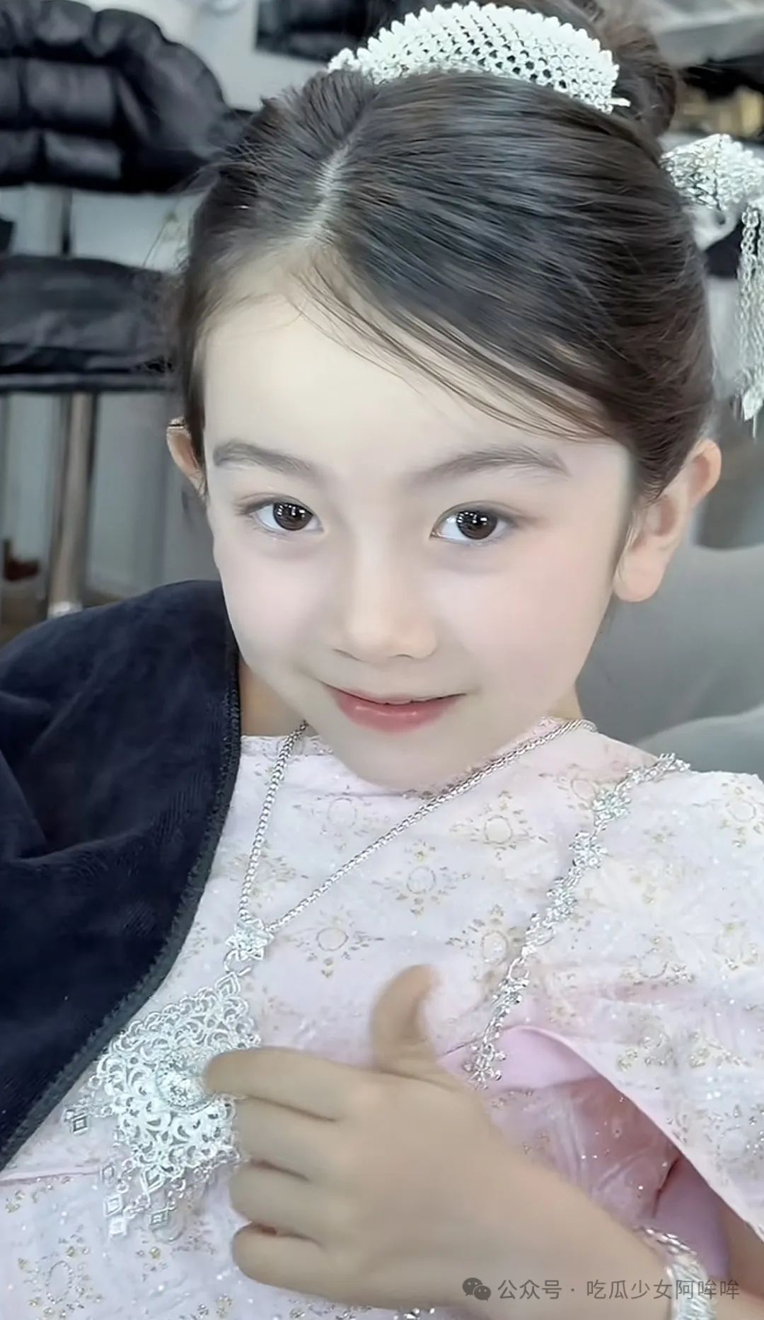 只恋爱不结婚,37岁网红富婆虽有三胎,但表示还会再生,但不会跟00后男友生,男友表示一开始不能接受,随后释怀了!