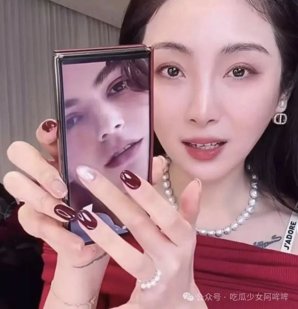 只恋爱不结婚,37岁网红富婆虽有三胎,但表示还会再生,但不会跟00后男友生,男友表示一开始不能接受,随后释怀了!