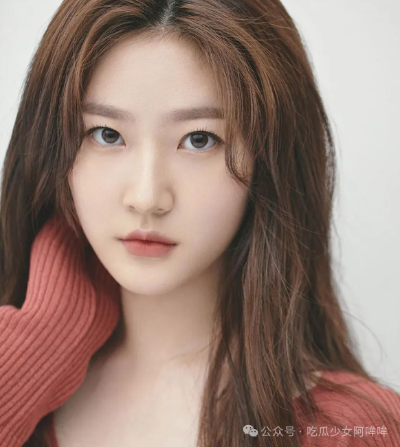 韩国童星15岁和大自己12岁顶流男星交往6年,直到25岁去世后,媒体曝光男星存在恋童癖?