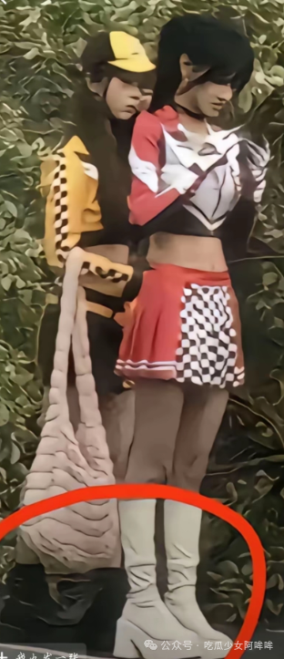 百万女网红穿恨天高闯绿化带,称小M刹车不行,网友:已截图发雷总!